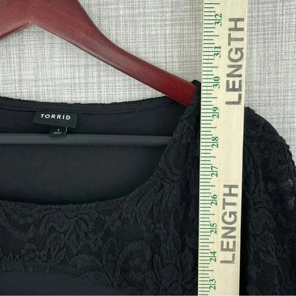 Torrid Womens Size 1 long sleeve cut out front top 1621 - Picture 3 of 9